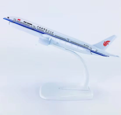 Boeing 777-200 Flugzeugmodell 1:400 – Dekoratives Sammlermodell (16 cm)